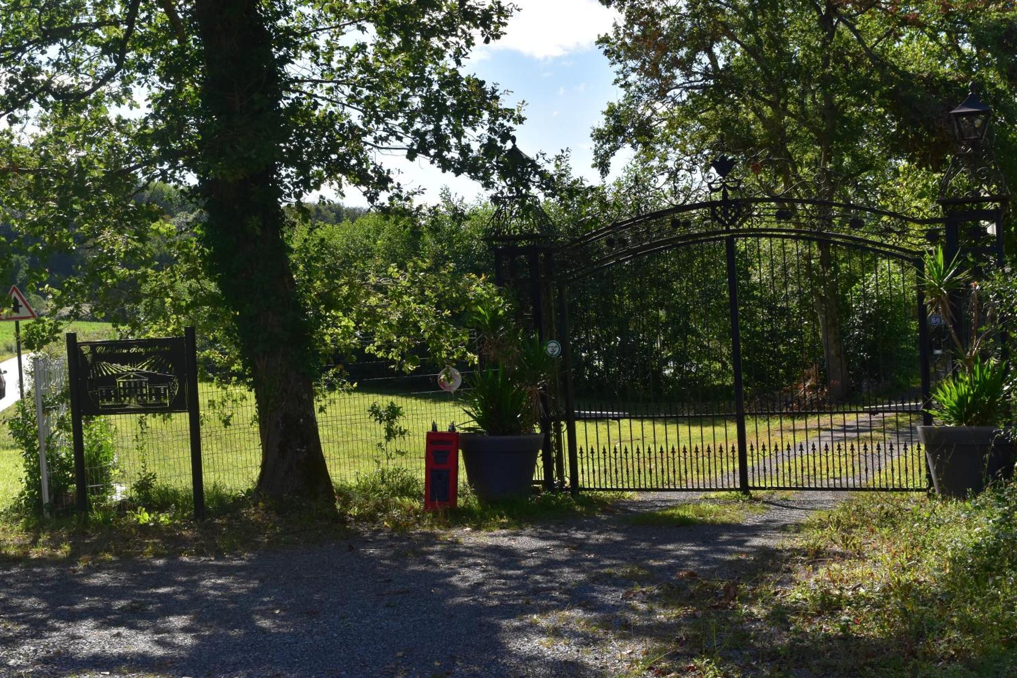 Chateau Roquehort Avec Ev Recharge Point 22Kw Monein Esterno foto